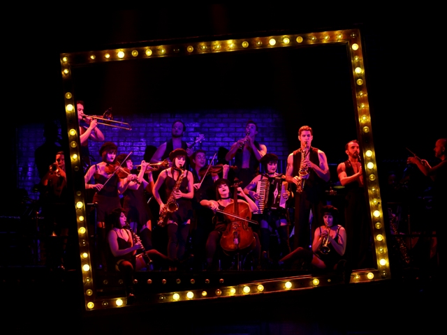16-10CabaretTour0397r